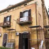 Parliamo di un palazzotto di colore ocra costruito nel lontano 1822 come dimora rurale della famiglia Lamberti e poi acquistata dal ricco imprenditore austro-tedesco Guglielmo Lindemann, proprietario a Bari di una fiorente fabbrica metallurgica nel XIX secolo